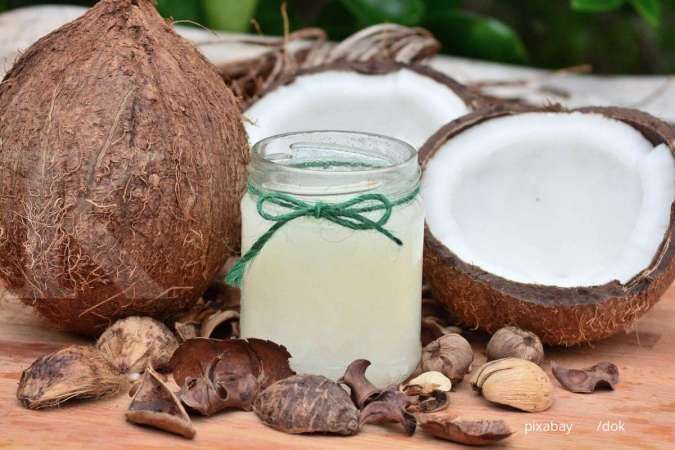 Manfaat air kelapa yakni dapat membantu mencegah batu ginjal.