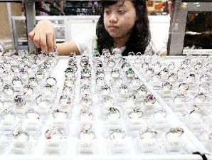 Harga perak masih terjungkal seiring kenaikan persyaratan margin sebesar 84%