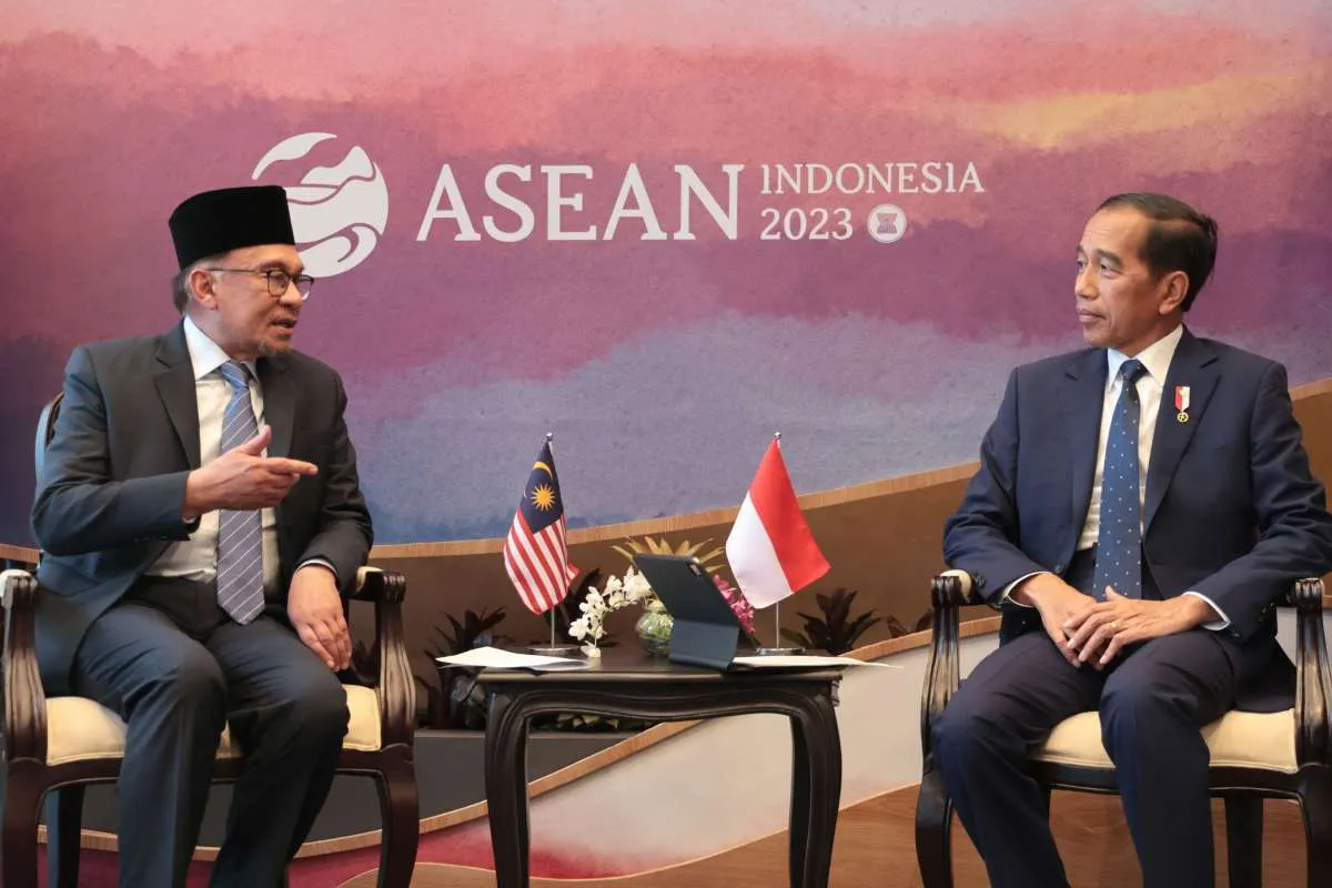Bertemu Anwar Ibrahim, Jokowi Tekankan Perlindungan Pekerja Migran Indonesia