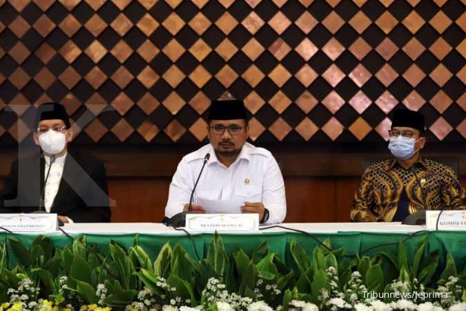 Indonesia urges no travel for Muslim festival, as regions seek more vaccines