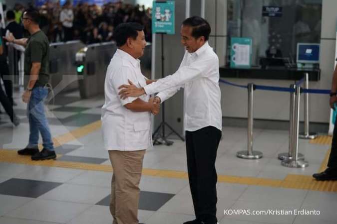 Jokowi dan Prabowo bersalaman di Stasiun MRT Lebak Bulus, warga bersorak sorai