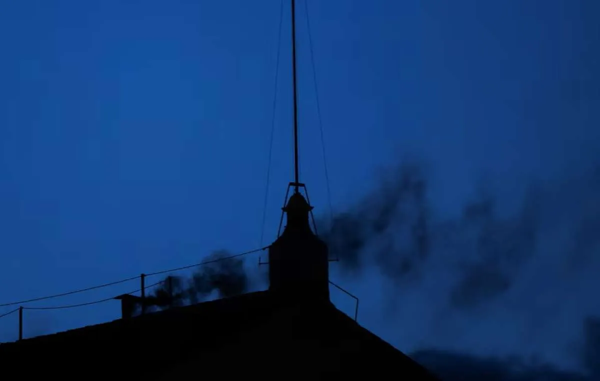 Asap Hitam Mengepul dari Cerobong Kapel Sistina Rabu Malam, Paus Belum Terpilih