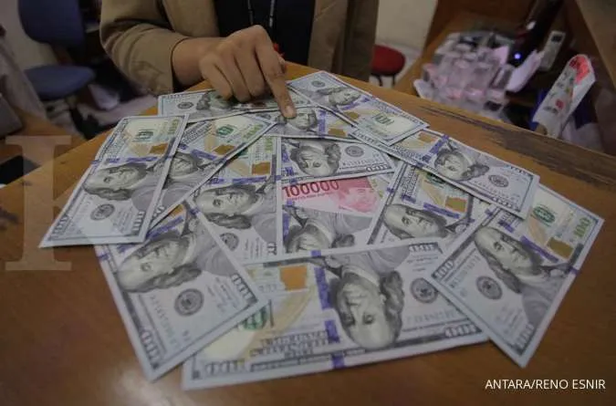 Rupiah dives as virus cases surge, politics hurt baht