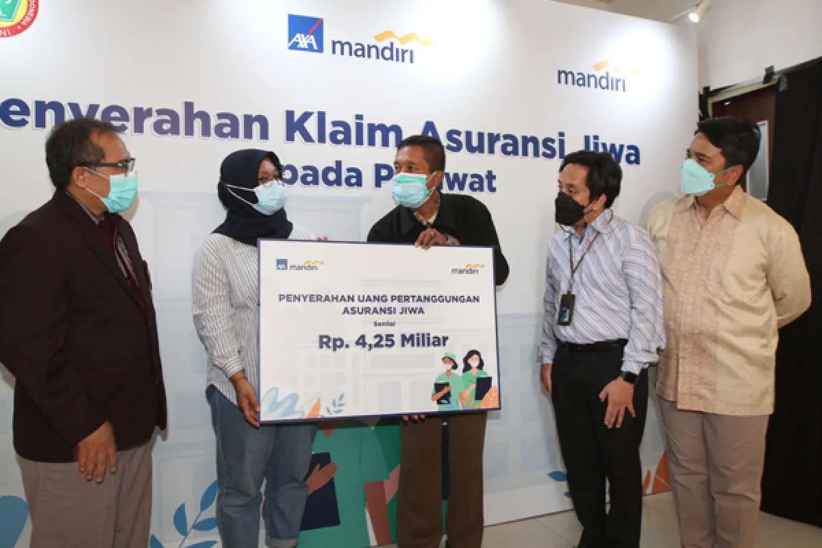 AXA Mandiri dan Bank Mandiri serahkan klaim Rp 4,25 miliar untuk nakes yang gugur