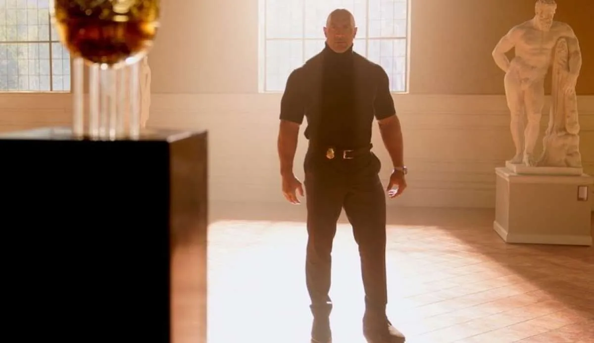 Dwayne Johnson di film Netflix terbaru Red Notice, unggah foto bersama artefak langka