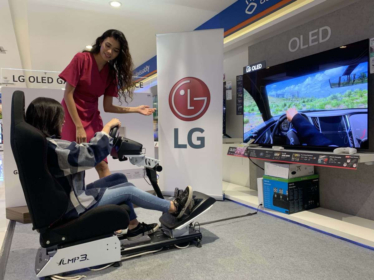 Bermain di LG Gaming Experience Zone