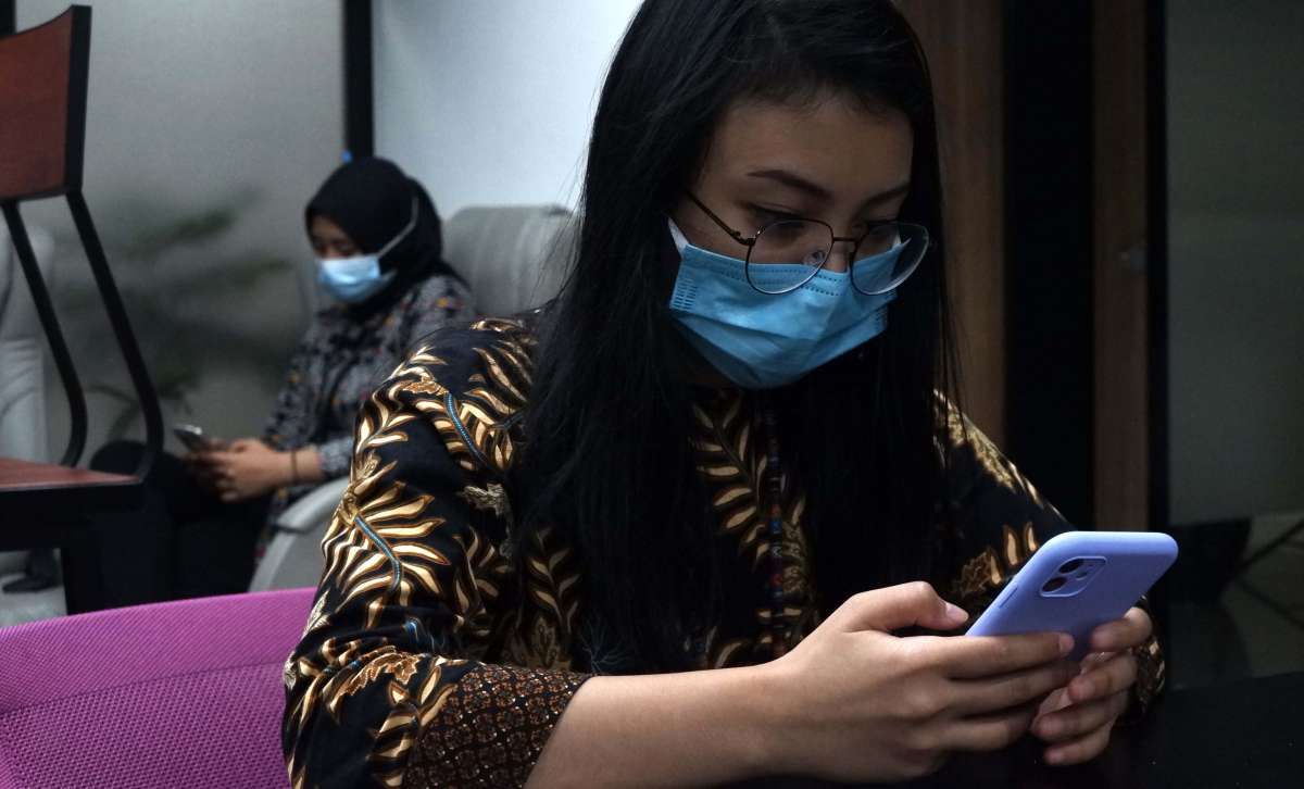 Kebijakan Lepas Masker Terburu-buru dan Berisiko
