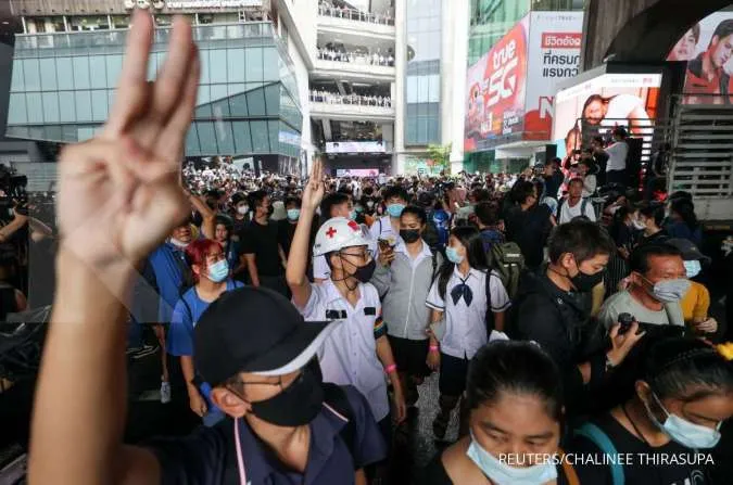 Thai protesters move to Bangkok suburbs