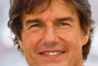 Tom Cruise Pecahkan Rekor Dunia Guinness dengan Aksi Lompat Parasut Terbakar