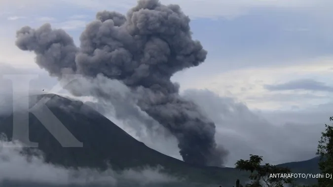 Mount Sinabung erupts again