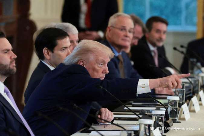 Viral! Trump Acungkan Jari Tengah ke Pekerja Pabrik Ford, Picu Kontroversi