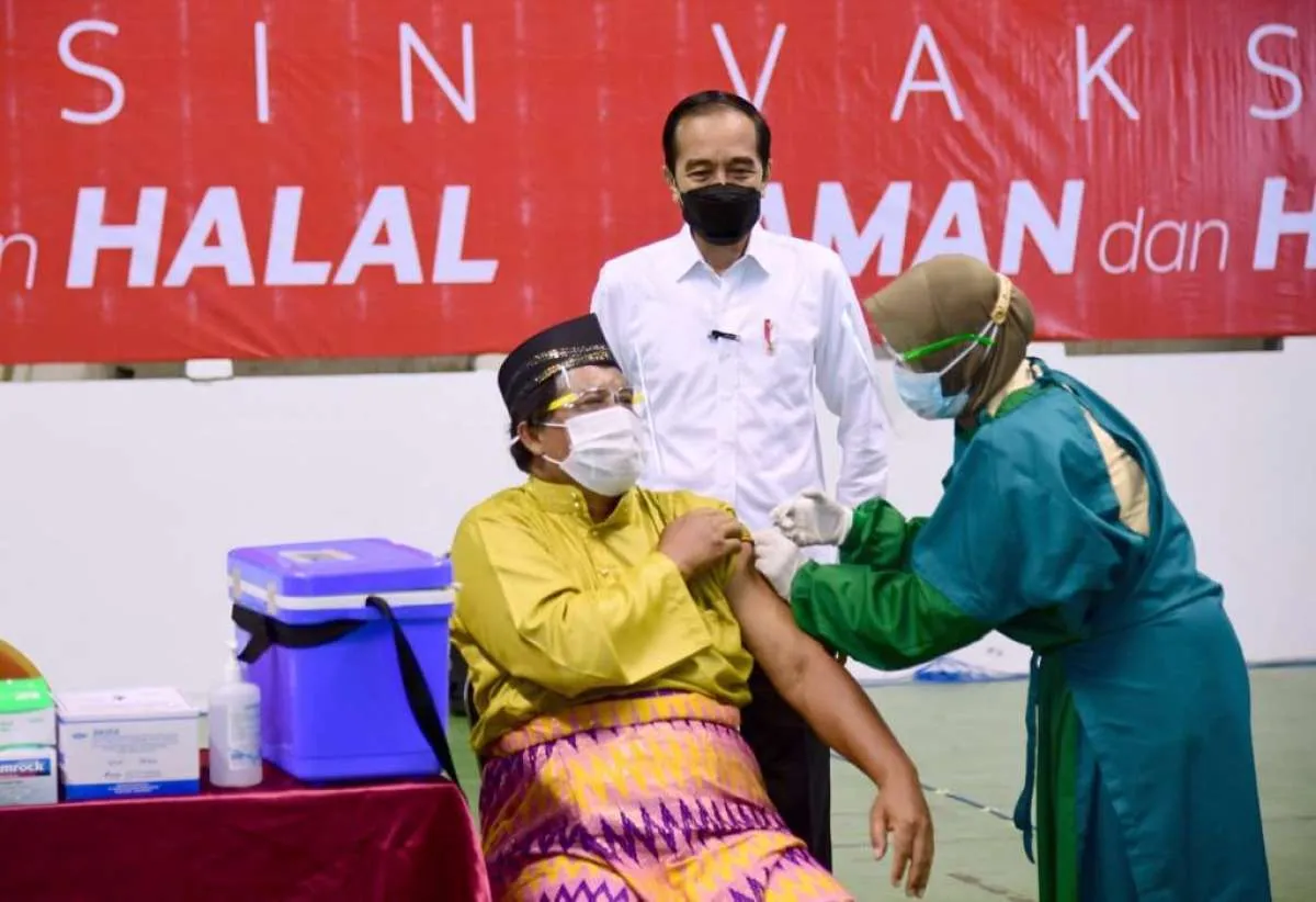 Jokowi minta vaksinasi Covid-19 pada bulan depan bisa capai 1 juta per hari
