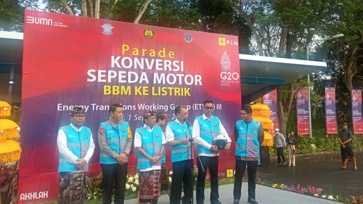Kementerian ESDM dan PLN Gelar Parade Motor Listrik di Bali