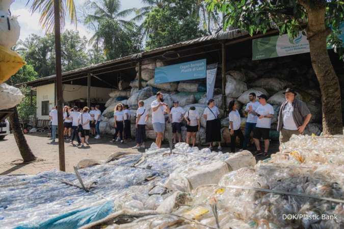 CooperVision Rayakan Pencapaian Plastic Neutrality ke Komunitas Plastic Bank di Bali