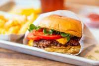 Rayakan HUT Jakarta ke-499 dengan Promo Wendy's yuk, 2 Beef Burger Cuma Rp 49.900