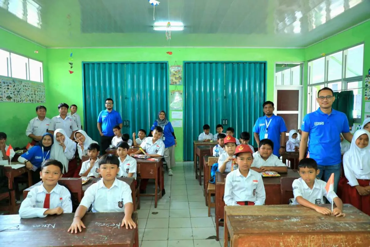 BRI Peduli Salurkan Bantuan CSR ke SD Gunung Geulis, Jurnalis Dilibatkan Mengajar