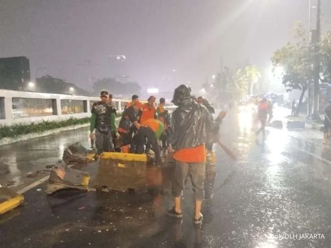 28,63 Ton Sampah Diangkut Usai Unjuk Rasa di Jakarta