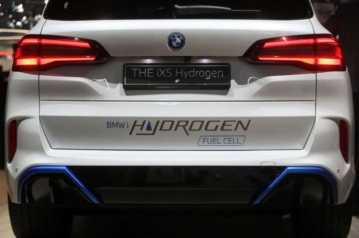 Bukan cuma mobil listrik, BMW bakal meluncurkan mobil bertenaga hidrogen