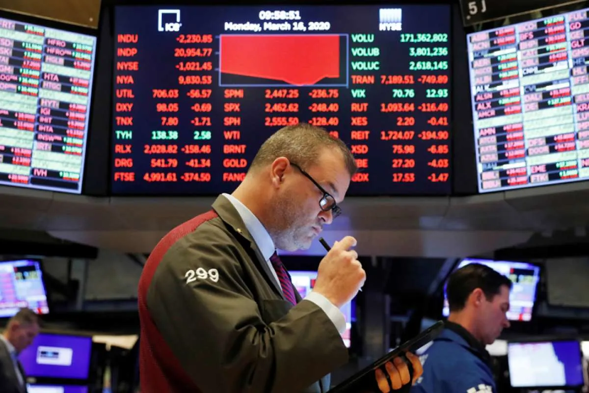 Wall Street anjlok, Dow Jones melorot hampir 13% akibat pemangkasan bunga The Fed
