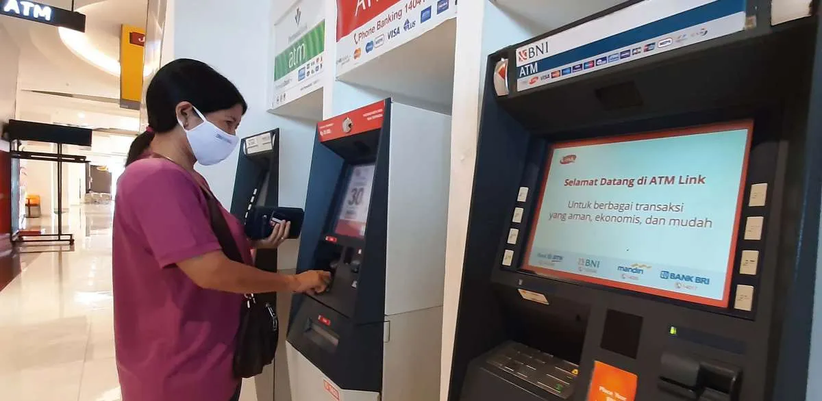 Cara mengurus kartu ATM tertelan mesin, jangan panik!