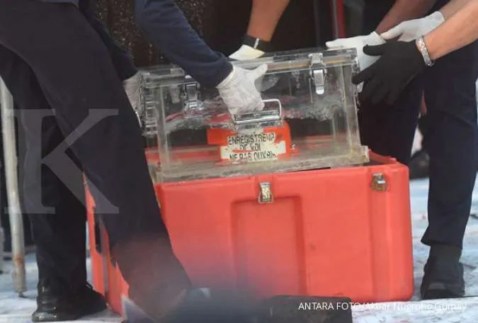 Indonesia suspends dive search for crashed jet's cockpit recorder