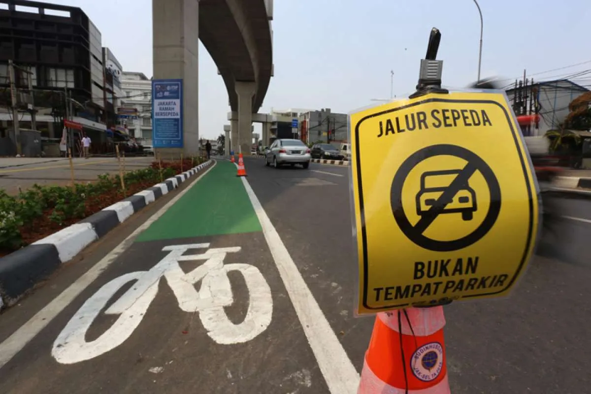 Hari ini, uji coba jalur sepeda rute Tomang Raya-Jatinegara dimulai