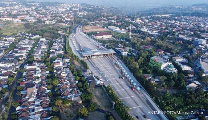 Sejumlah kendaraan melintas di Gerbang Tol (GT) Banyumanik, Semarang