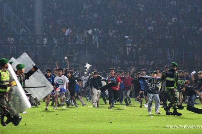 Indonesia Soccer Stampede Kills 125 After Police Use Tear Gas in Stadium