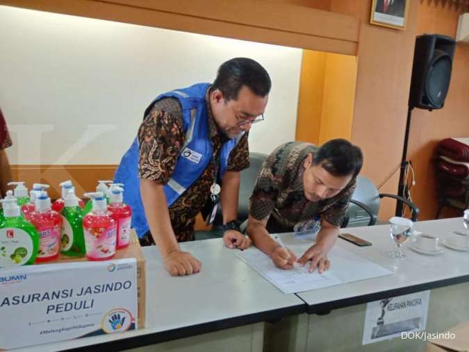 Tangkal Covid-19, Asuransi Jasindo bagikan sabun cuci tangan untuk masyarakat