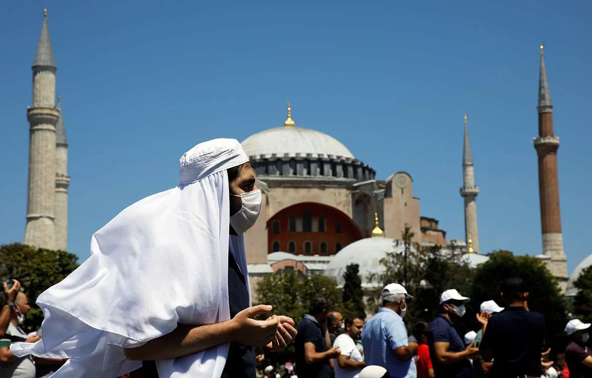  Ratusan umat Islam di Turki menjalankan sholat Jumat perdana di Hagia Sophia