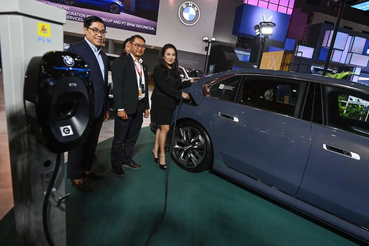 PLN Sediakan Layanan Home Charging Gratis untuk Pembeli Motor Listrik BMW
