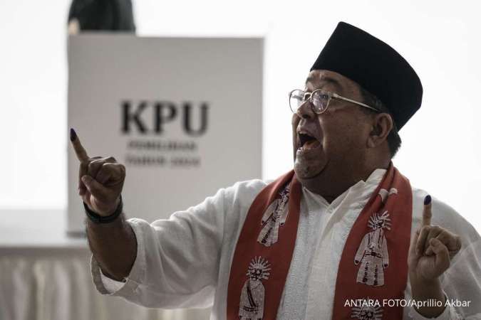 Rano Karno Nyoblos di TPS 65 Lebak Bulus, Traktir Wartawan Beli Dagangan UMKM