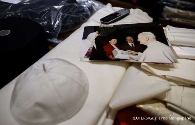 Foto penjahit jubah imam katolik