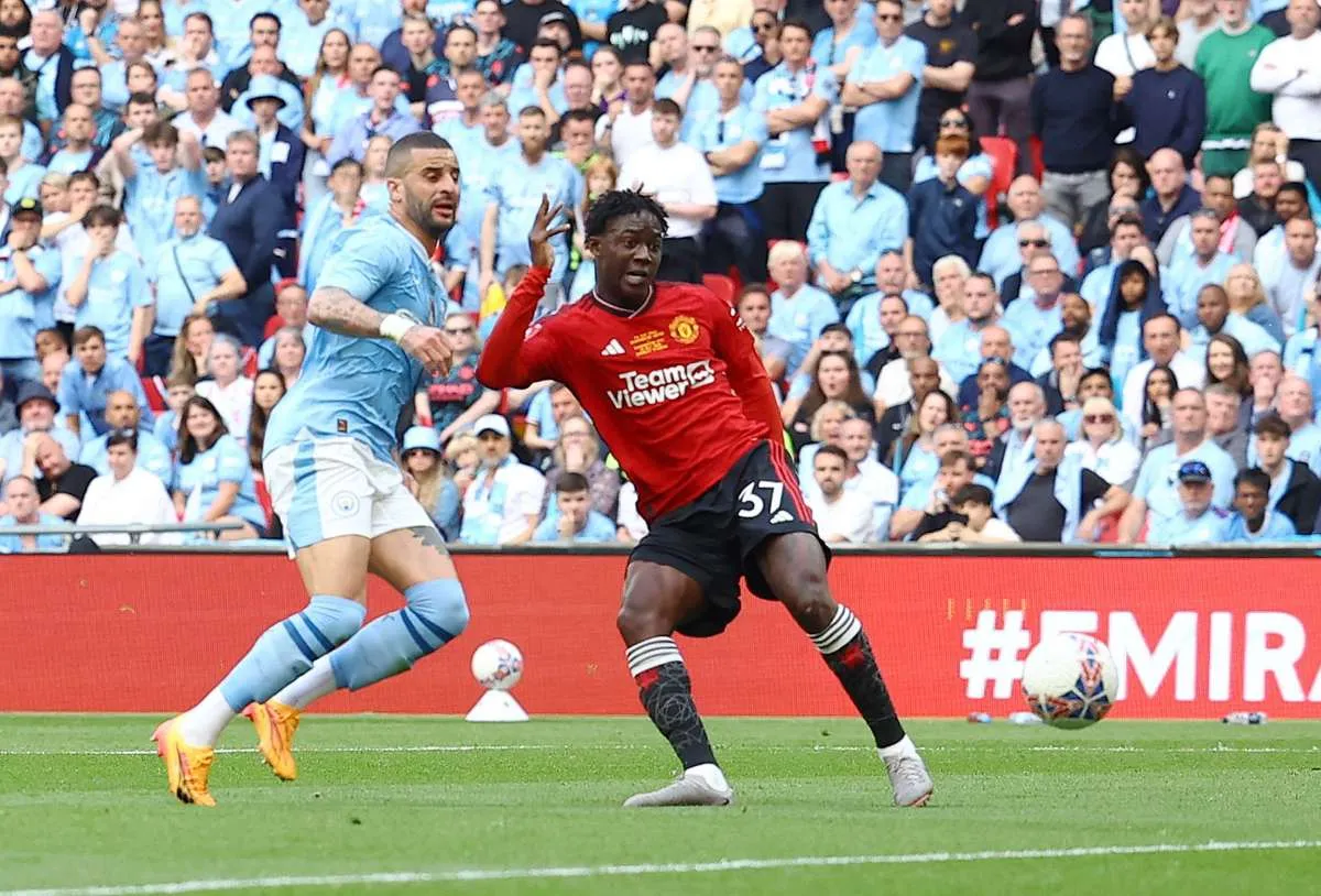 Kobbie Mainoo Ragu Bertahan di Manchester United, Chelsea Menanti Peluang Emas!