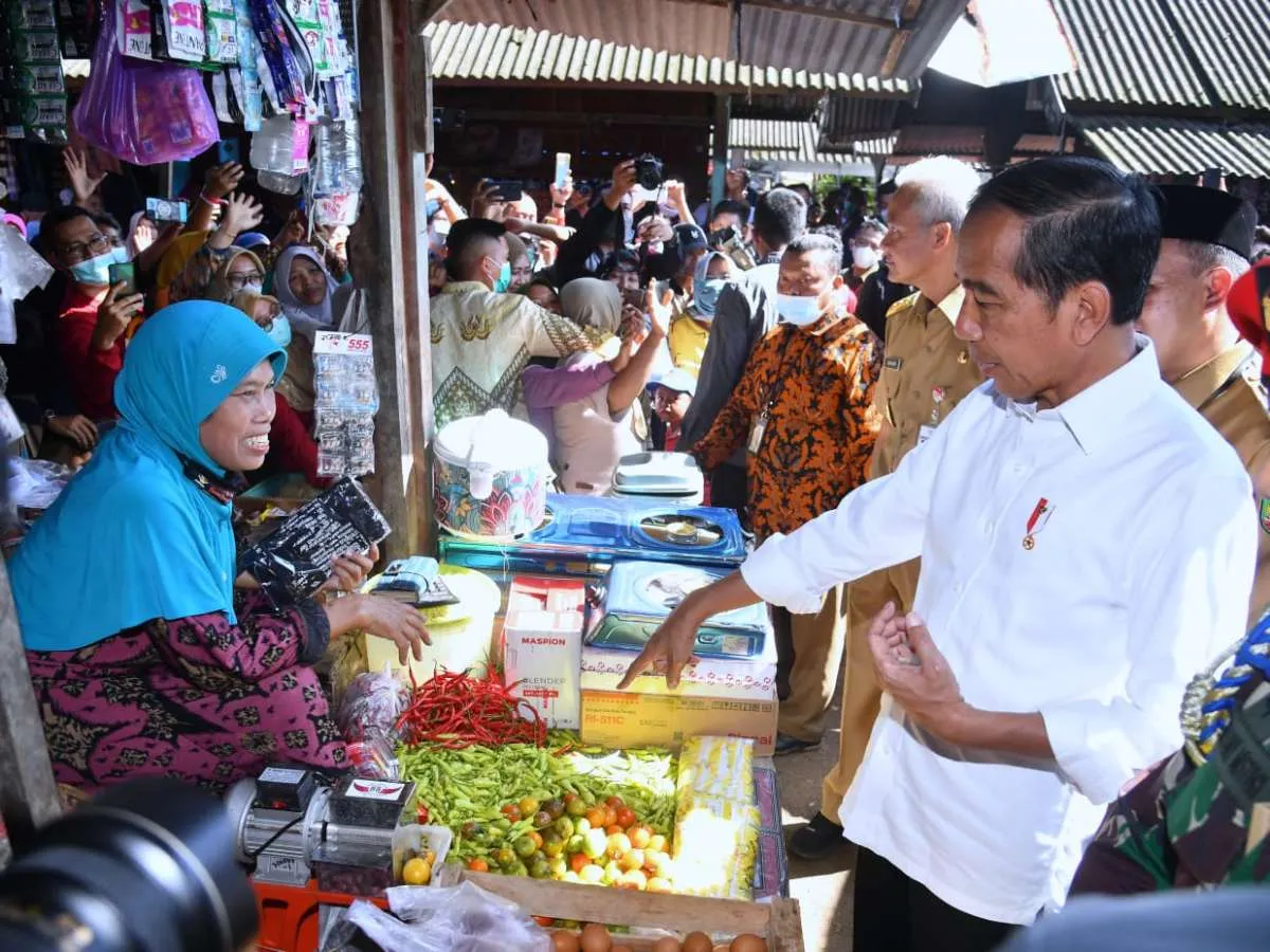 Jokowi Cek Ketersediaan Pasokan Bahan Pokok Jelang Ramadan di Pasar Mendenrejo Blora