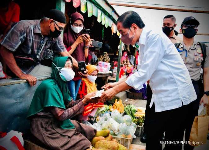 Kunjungi Pasar Muntilan Magelang, Jokowi Cek Langsung Harga Minyak Goreng