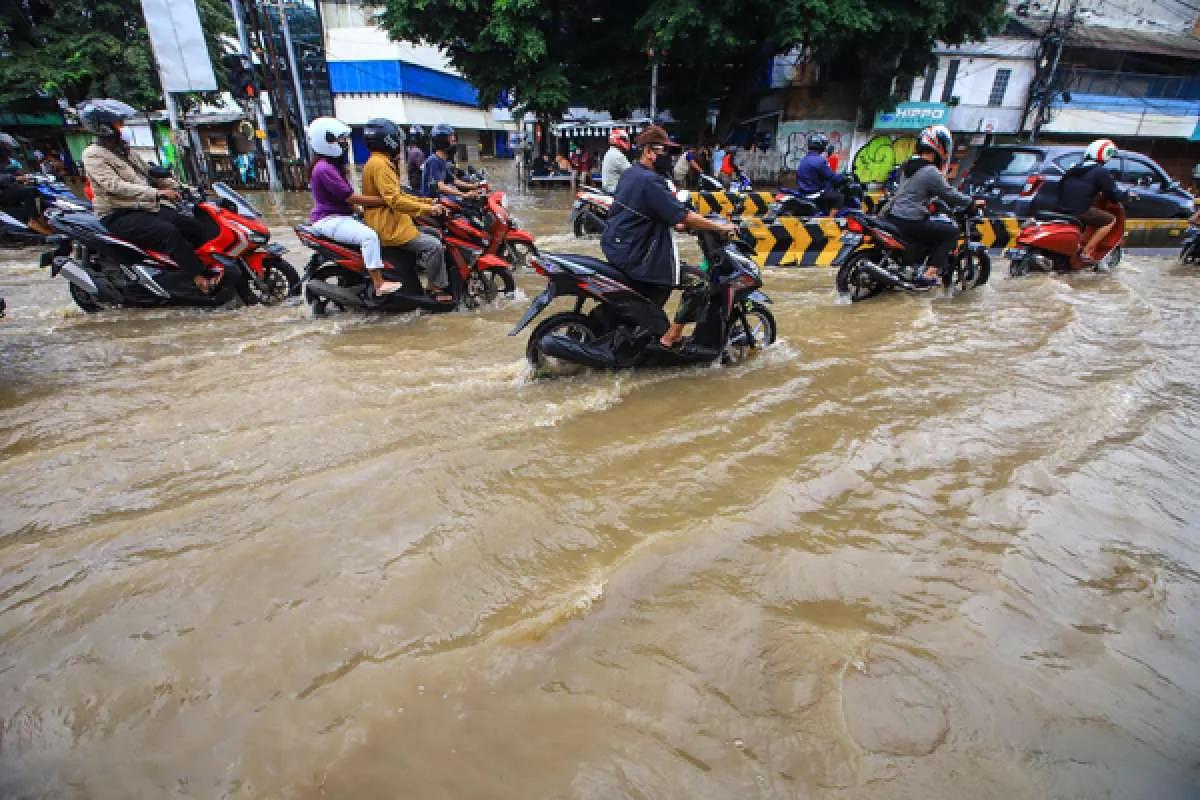 Cuaca besok di Jabodetabek hujan merata, waspada banjir di Jakarta