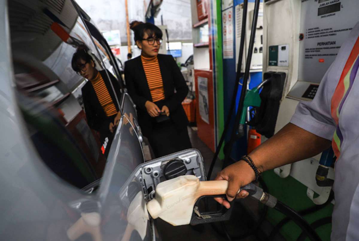 Laba bersih Pertamina turun
