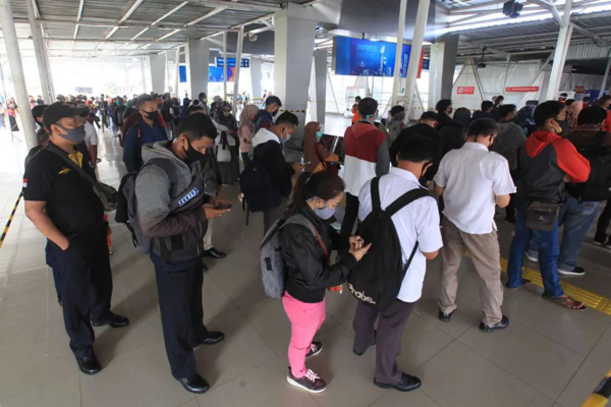 Penumpang KRL membludak, Senin pagi tadi sudah ada sekitar 140 ribu orang