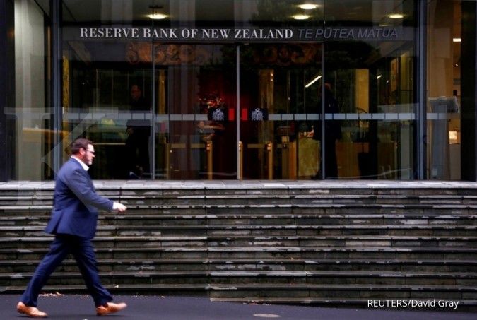 New Zealand central bank holds rates, clips doves' wings as kiwi soars
