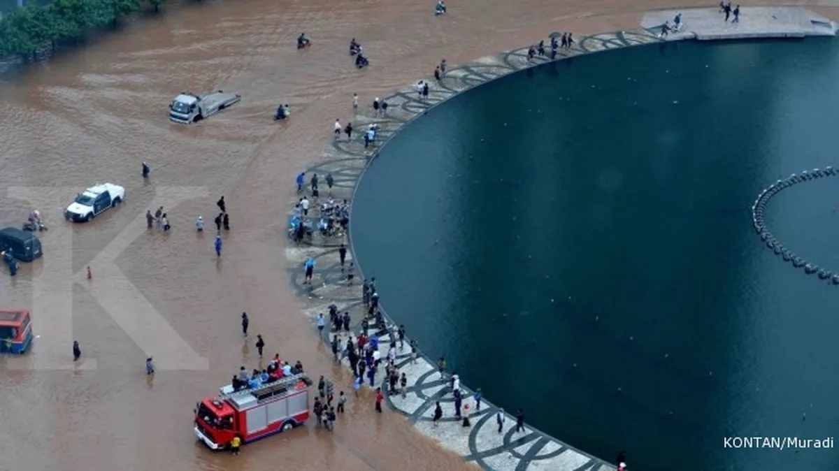 Ada dua mobil jenazah bersiaga di gedung UOB