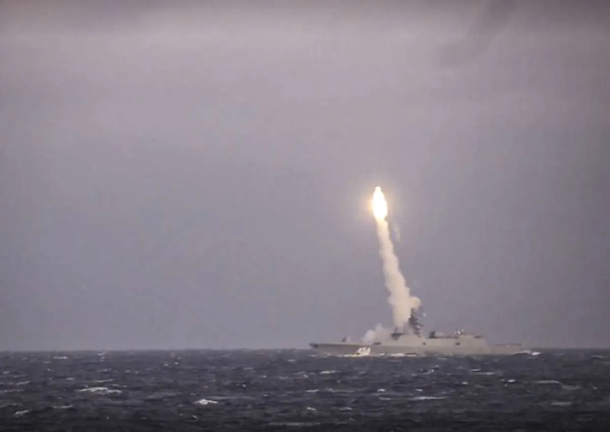 Sukses di kapal perang, Rusia uji coba rudal hipersonik Tsirkon dari kapal selam