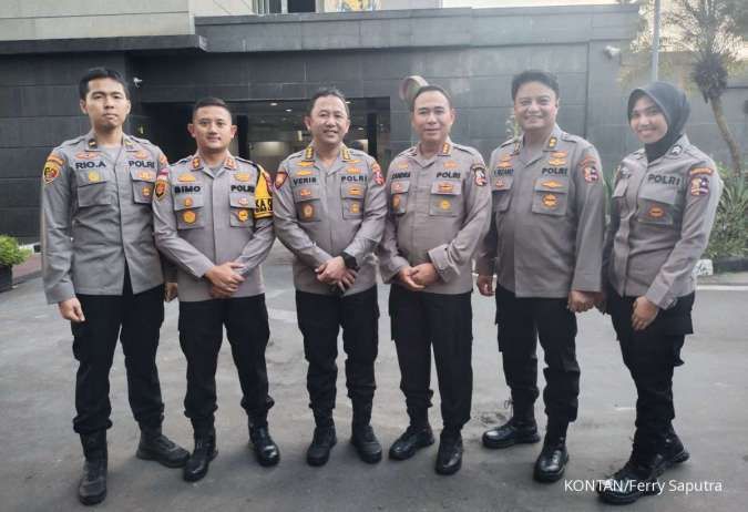 Kepala Subdit II Perbankan Dittipideksus Bareskrim Polri Kombes Pol Candra Sukma Kumara (ketiga kanan), Kepala Biro Bankum Divkum Polri Kombes Pol Veris Septiansyah (ketiga kiri) bersama jajaran Polri yang hadir di sidang MK, Kamis (21/12).