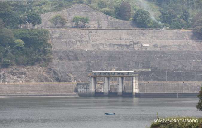 Solusi Tantangan Transisi Energi lewat PLTS Terapung Saguling