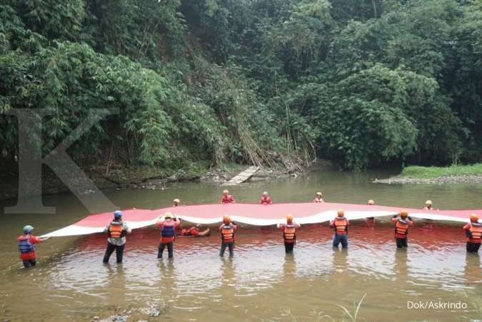 Askrindo bentangkan bendera merah putih sepanjang 74 meter di sungai Ciliwung