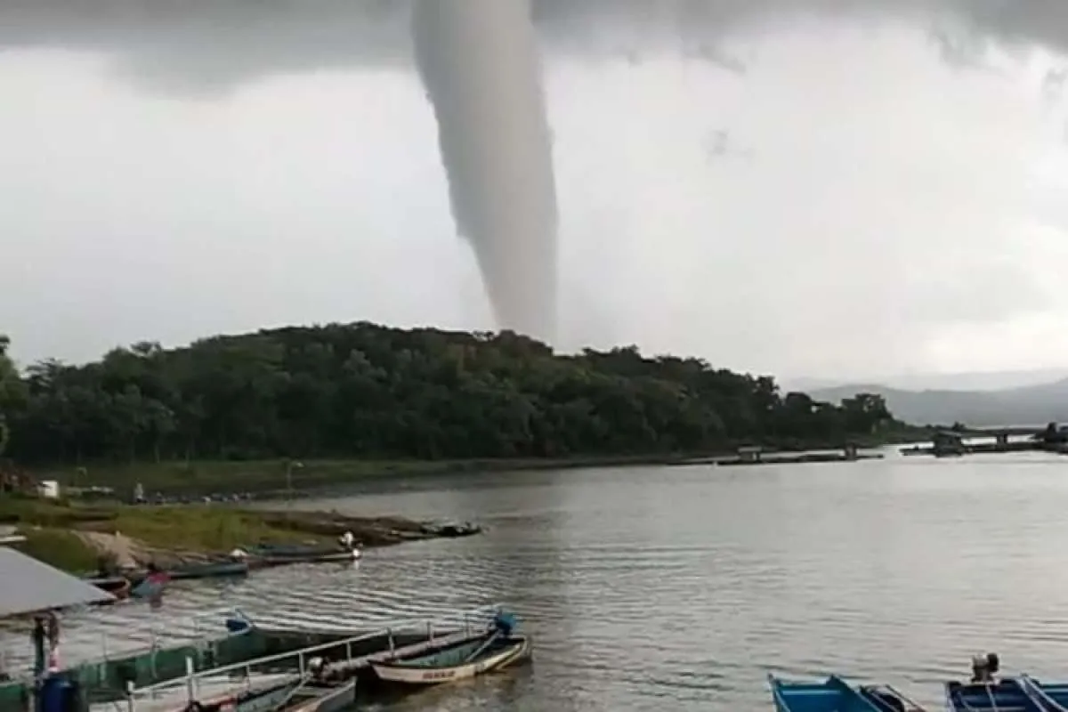 ​Mengenal waterspout yang terjadi di Waduk Gajah Mungkur Wonogiri