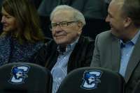 Warren Buffett Menilai Pizza Lebih Berharga daripada iPhone Saat Ini