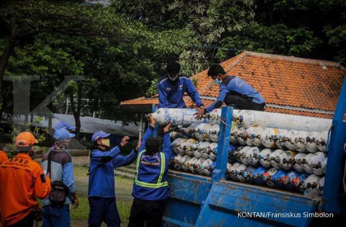 Indonesia reports record COVID-19 cases, orders oxygen supplies