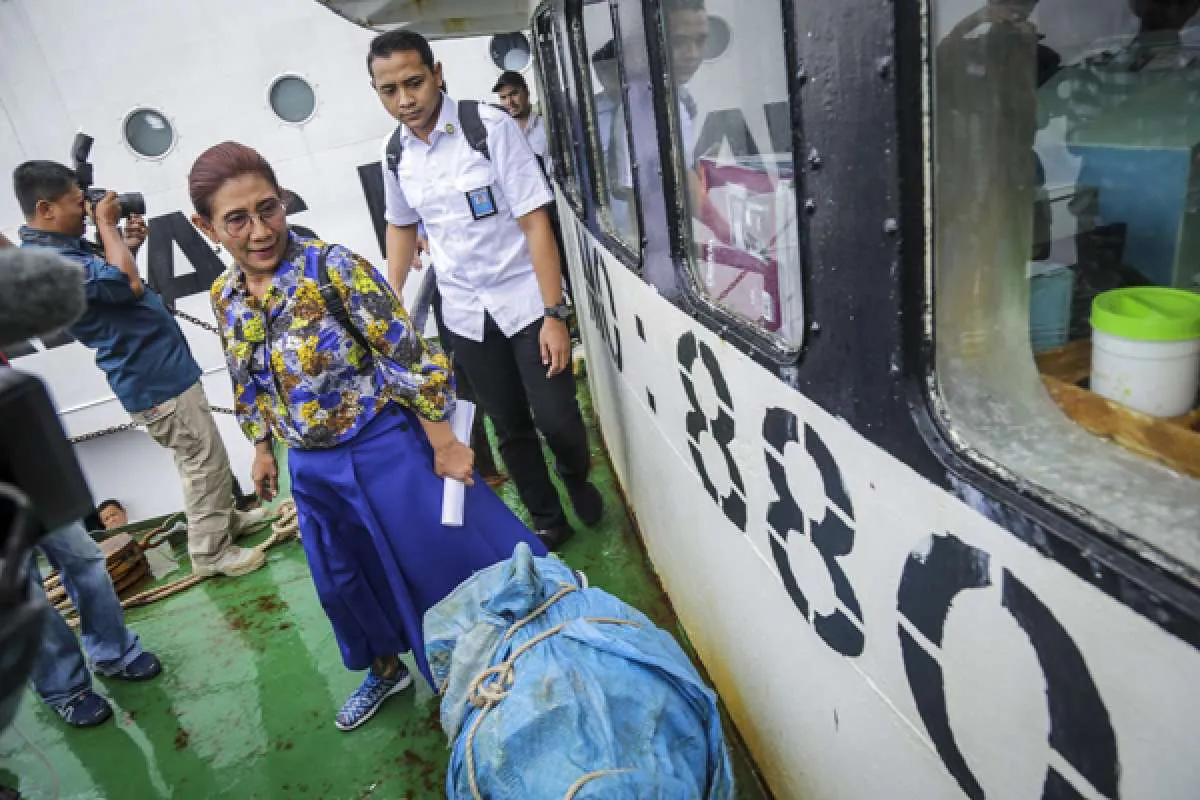 Sukses menangkap kapal buron interpol, Susi berseru pada negara seluruh dunia