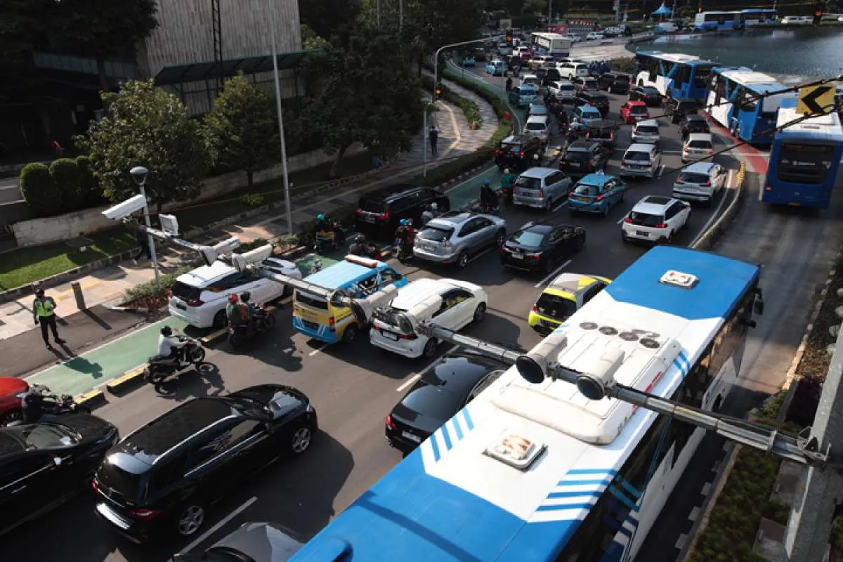 Viral Pengemudi Mobil Melawan Arus, Siap-siap Kena Tilang ETLE & Denda Besar